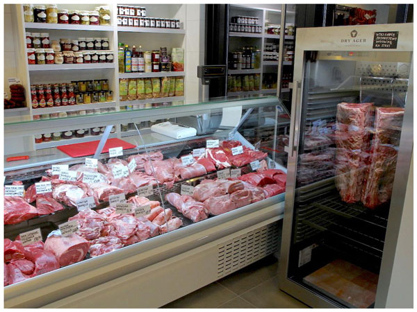Sezonowanie wołowiny w sklepie wędliniarskim Befsztyk